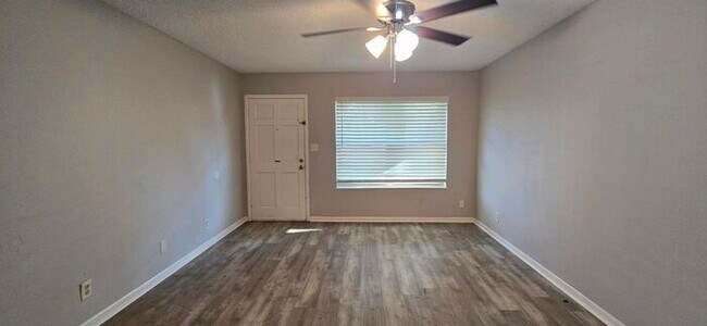 Foto del edificio - Available Now! Updated, Downstairs 2 Bedro...