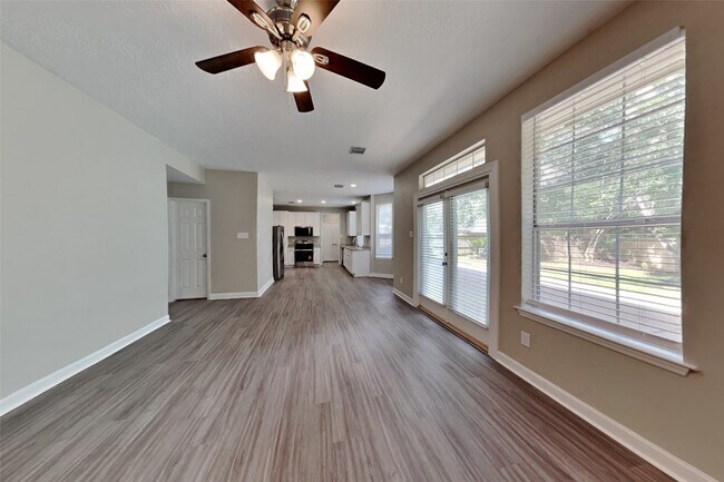 Foto del edificio - 6910 Springcrest Ct