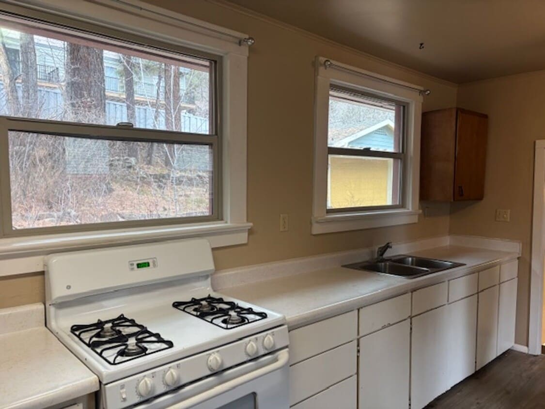 Building Photo - 1 Bedroom 1 bathroom