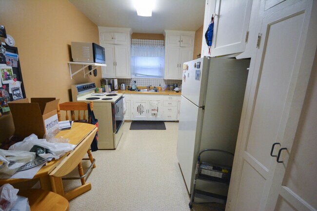 Bright kitchen with high ceilings! - 519 5th Ave SW