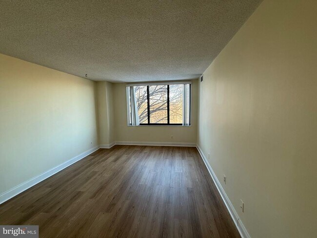 Foto del edificio - 5225 Pooks Hill Rd