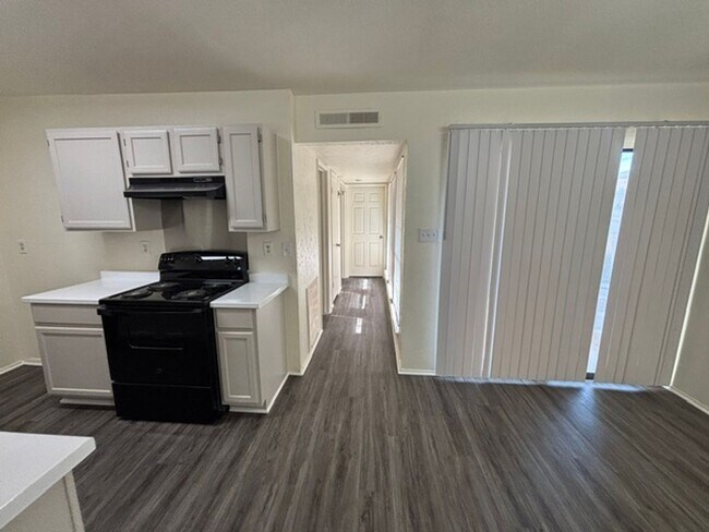 Building Photo - Newly renovated duplex!