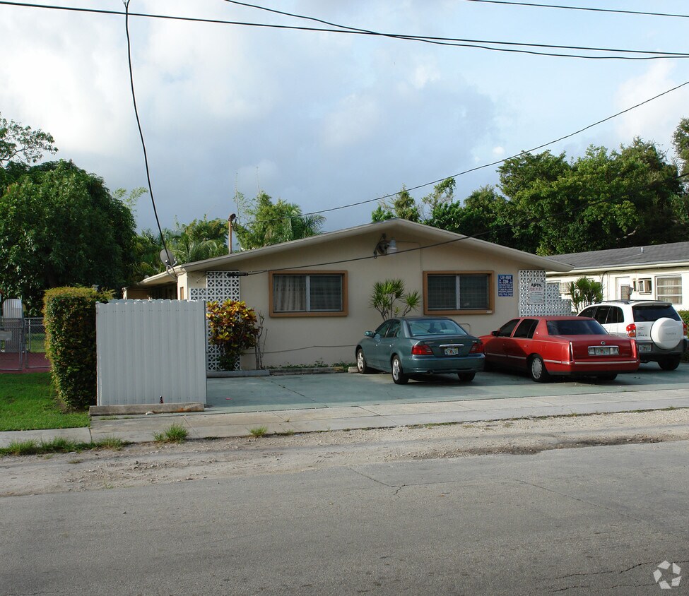 Building Photo - 780 NE 127th St