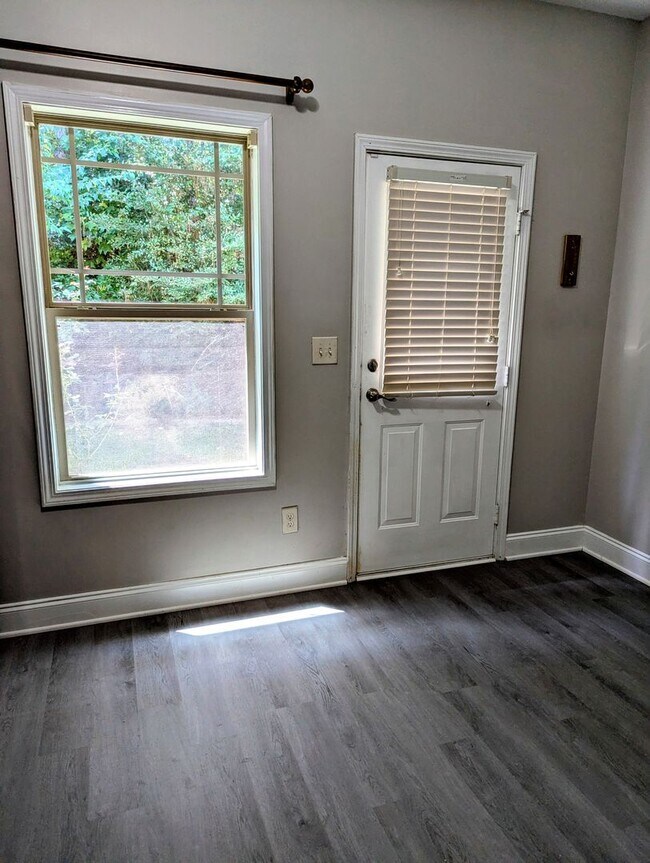 Foto del edificio - *Rent Special* 3 bedroom 2 bath home on th...