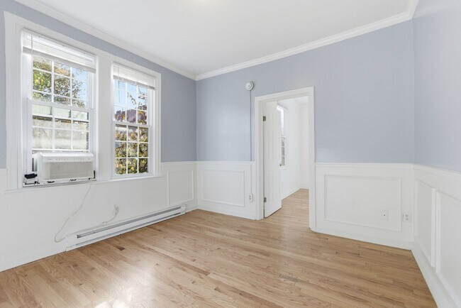 Building Photo - Lovely 3 BR/1 BA Apartment in H Street Corridor!