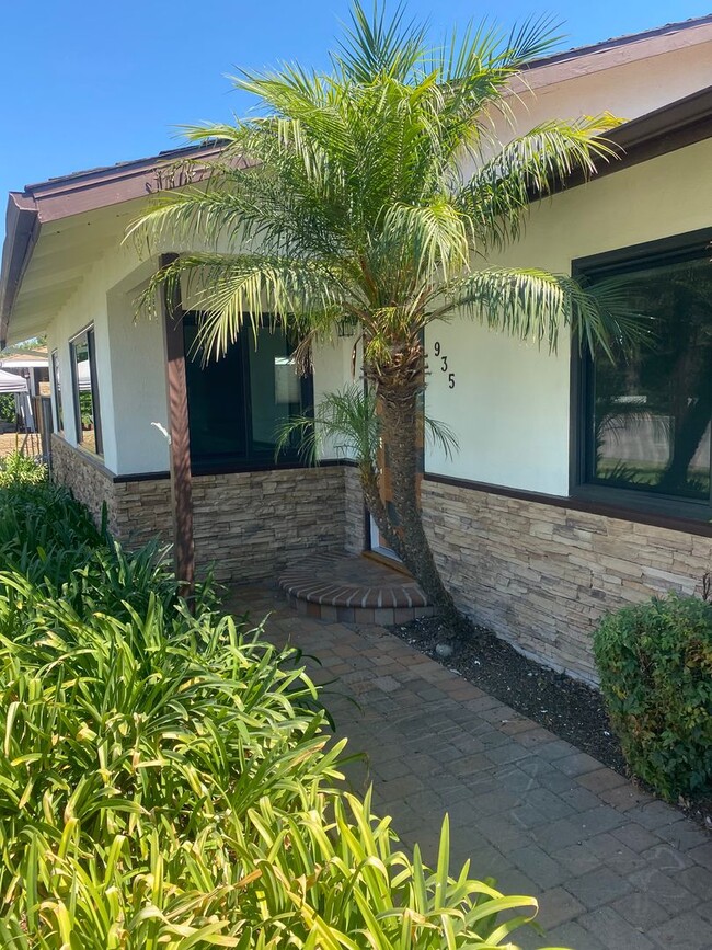 Building Photo - Meiners Oaks Dream