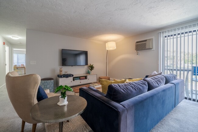 Sala de estar moderna y espaciosa en Rosemont Square Apartments en Randolph, MA 02368 - Rosemont Square