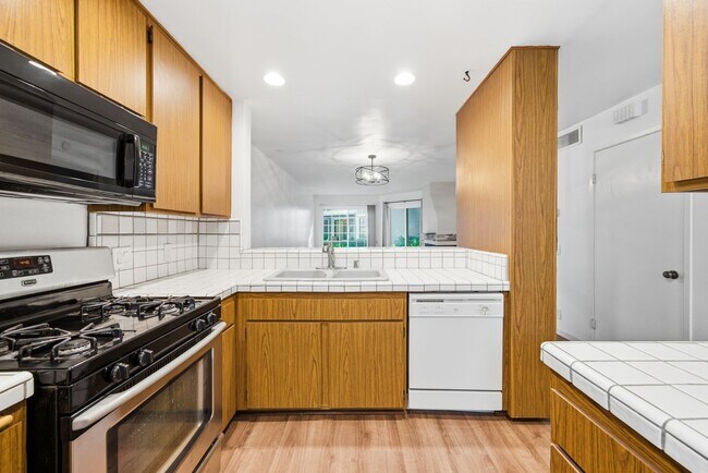 Foto del edificio - Meticulously Maintained 1 Bedroom Condo in a Wonderful Neighborhood in Orange