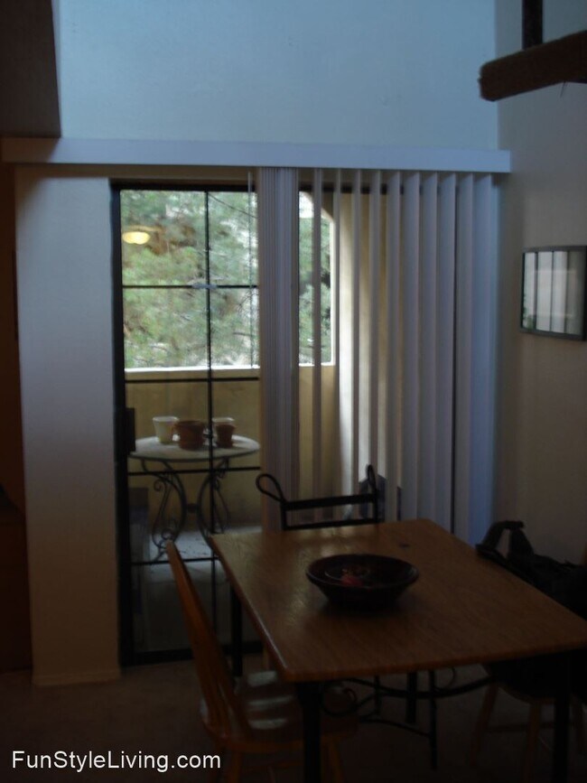Building Photo - 320 La Veta Dr
