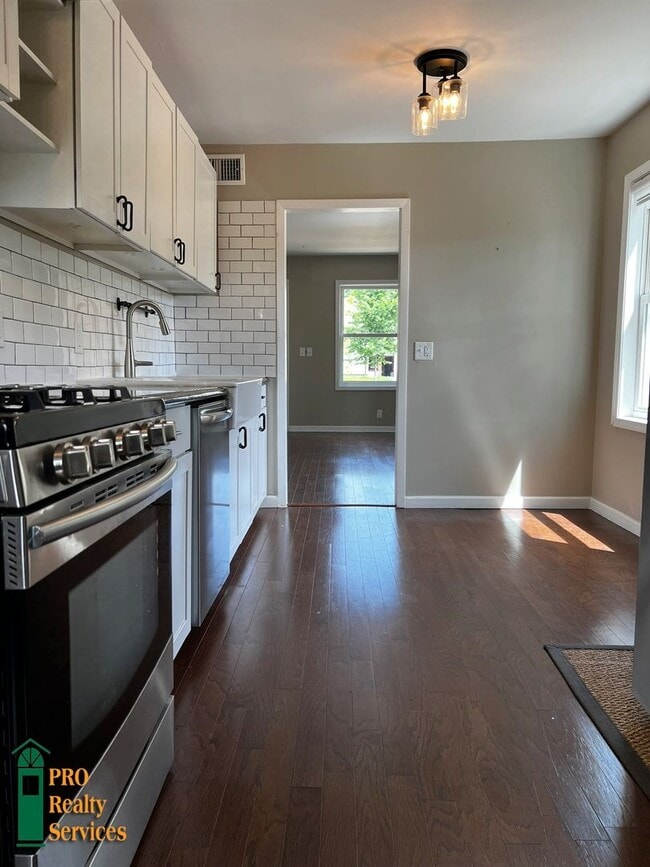 Building Photo - 3 Bedroom Bungalow in St. Louis Park