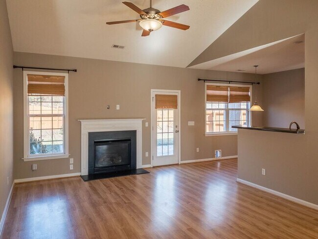 Foto del edificio - 38 Summer Meadow Rd