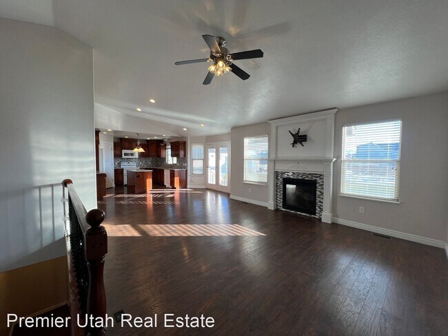 Building Photo - 5 br, 3.5 bath House - 390 E Nygreen Street