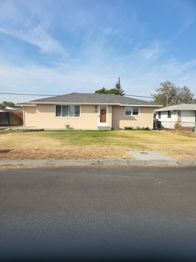 Foto principal - 3 bed 1.5 bath house in Ephrata