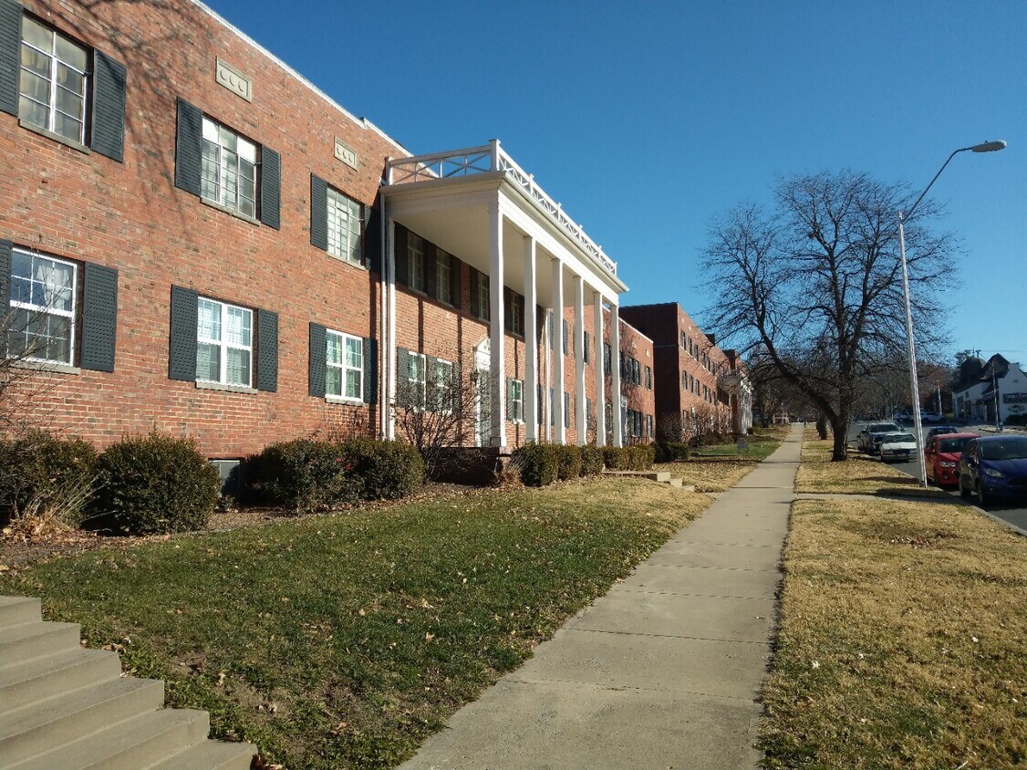 316 E Gregory Blvd Unit 2W, Kansas City, MO 64114 Apartments in