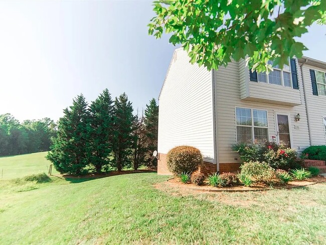 Building Photo - 136 Mulberry Cir