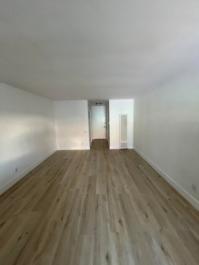 Building Photo - 1101 Ocean Front Walk