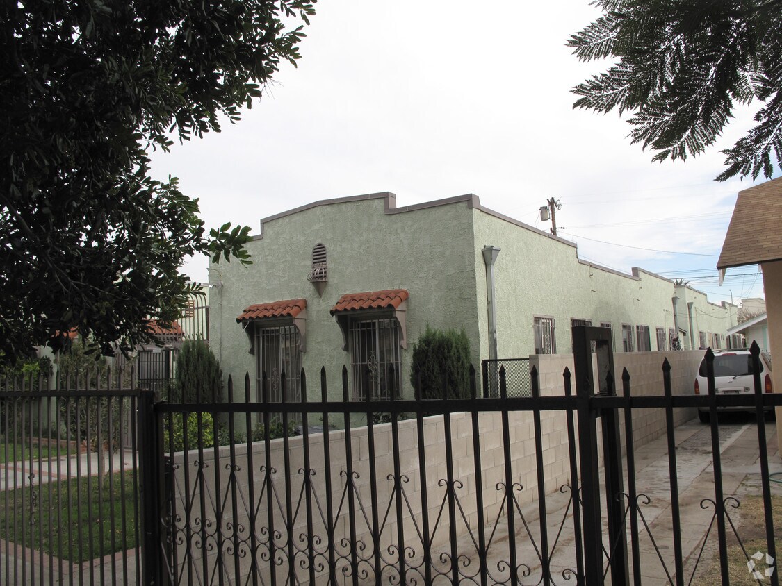 Building Photo - 2648-2654 1/2 Cloverdale