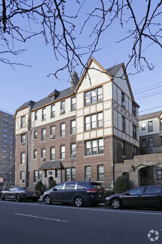 Building Photo - 3310 Crescent St
