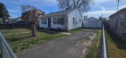 Building Photo - 2518 Applegate Ave