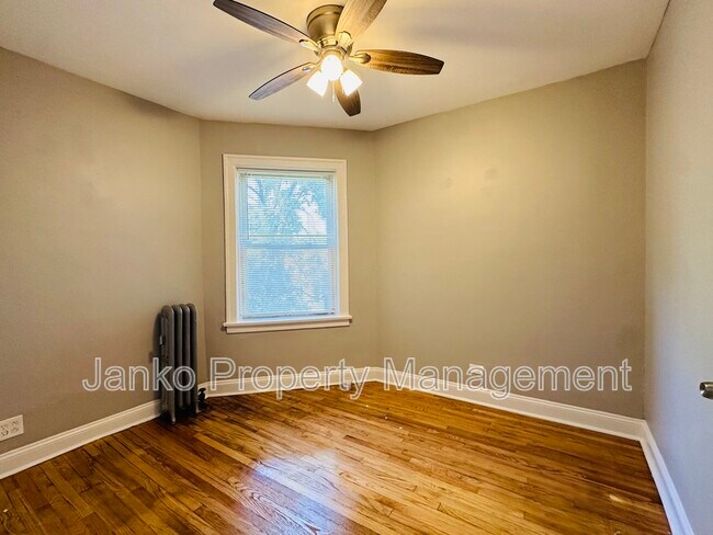 Foto del edificio - 5350 W Division St