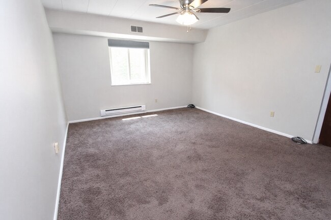 Studio - Carpet Option - Oakland Apartments