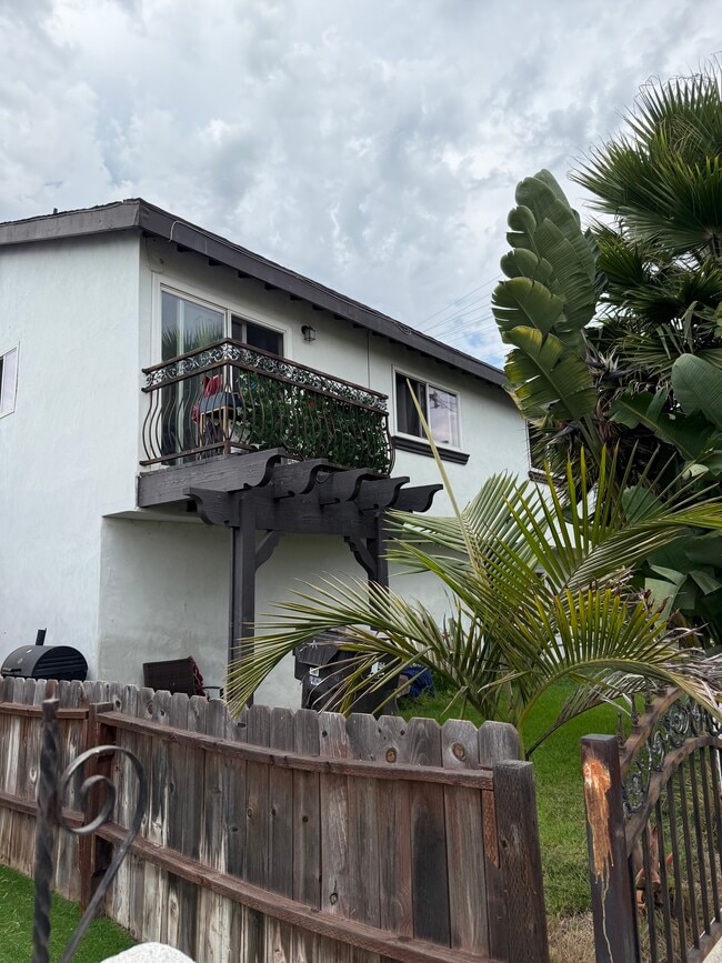Side View - 1875 Lemon Ave