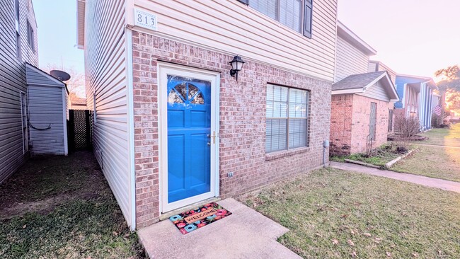 This adorable single family home has gated access to the back yard. - 813 Clubside Dr