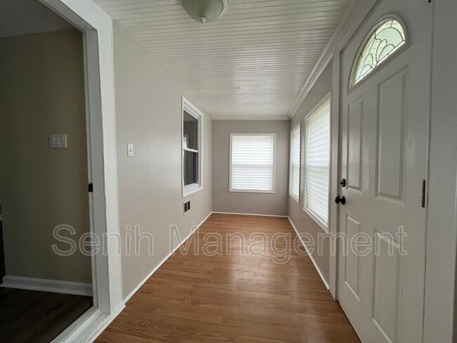 Building Photo - 2527 Hartline Dr