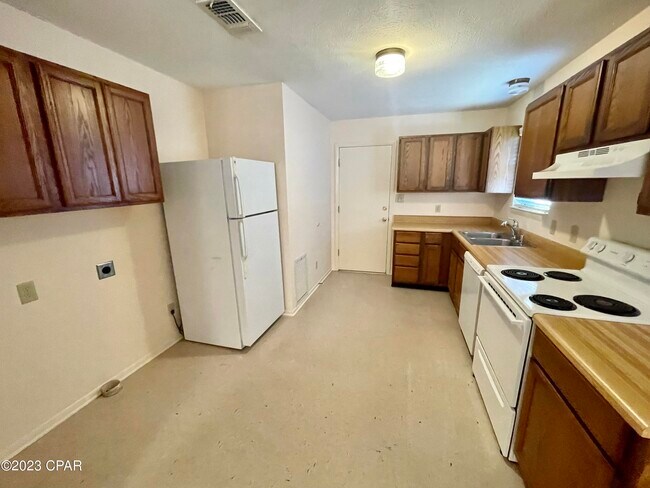 Building Photo - 5601 Hilltop Ave