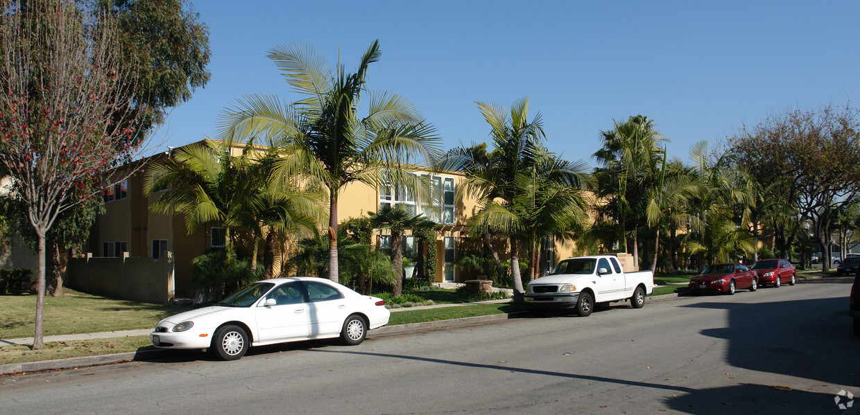 Building Photo - Casa Alamitos