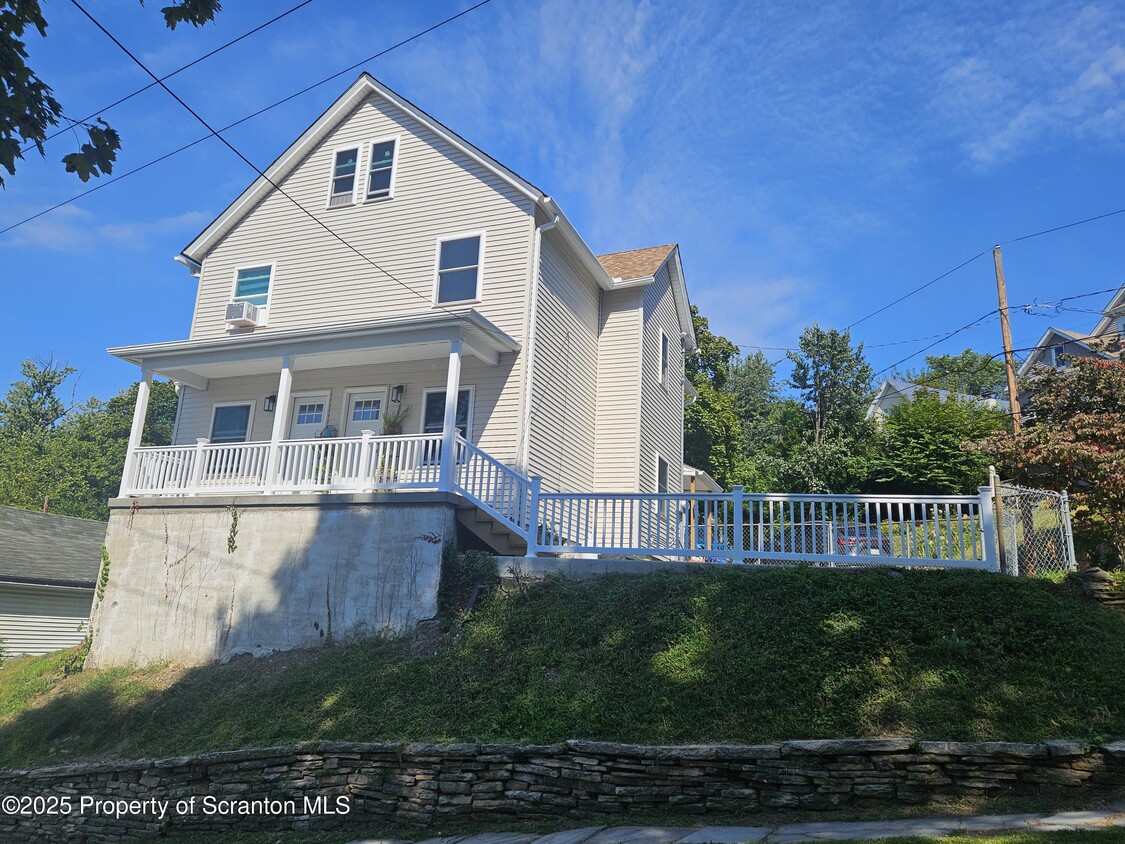 Primary Photo - 2105 Hollister Ave