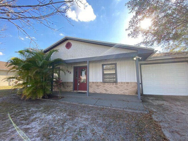 Foto del edificio - 2/2 home with garage - tile on inside with...