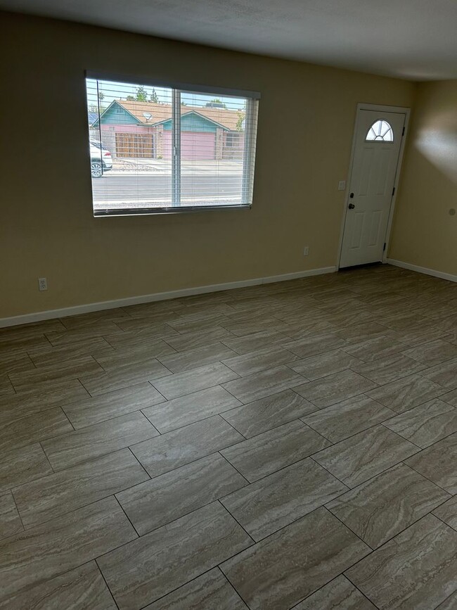 Building Photo - Peoria 2 bed/2 bath house