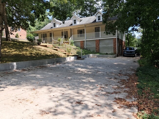 Building Photo - 121 Oak Dr