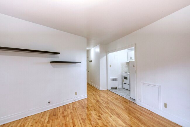 Building Photo - 3010 Av. Van Horne