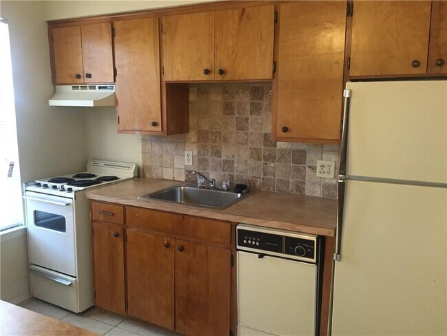 Foto del edificio - 619 W 37th St