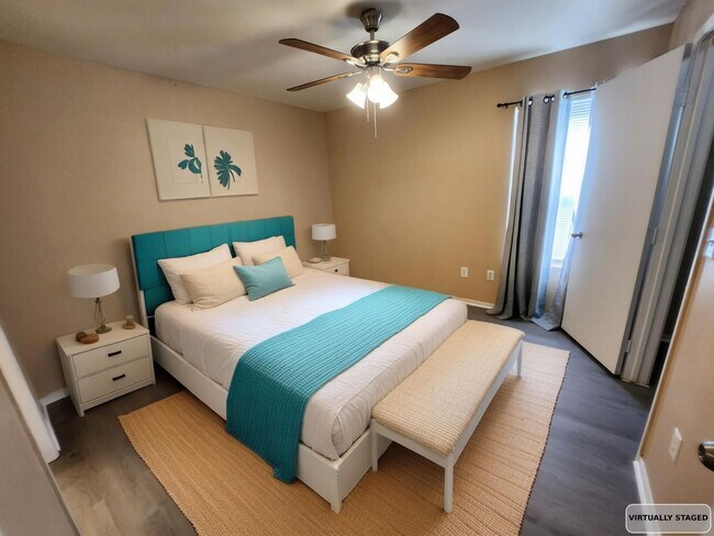 Foto del edificio - Centrally Located 2BD/2BTH Gated Condo With Luxury Vinyl Plank Flooring Throughout!!!