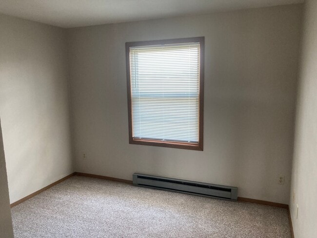 Building Photo - 2 Bedroom 1 Bath apartment on upper level