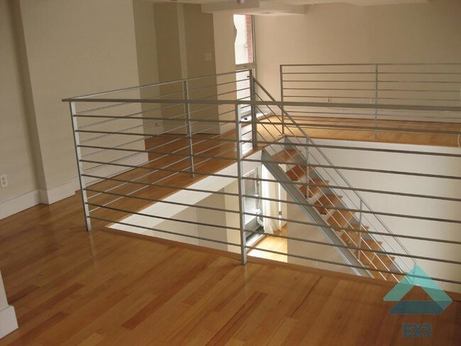Building Photo - 166 Scholes St