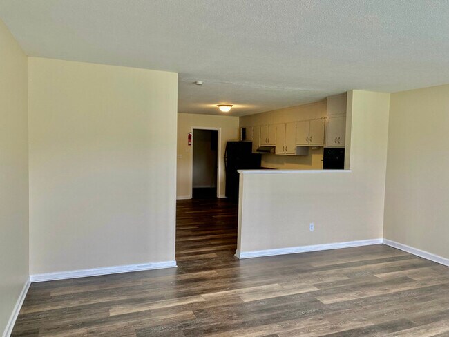 Foto del edificio - 2Bed/1Bath Duplex Off Hwy 58!!