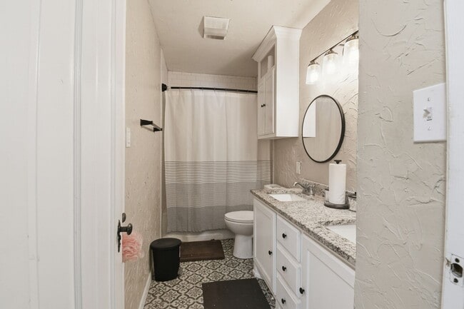 Building Photo - Spacious Home near I-244