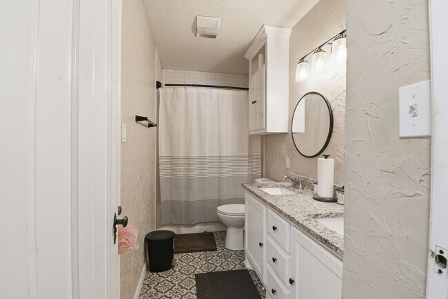 Foto del edificio - Spacious Home near I-244