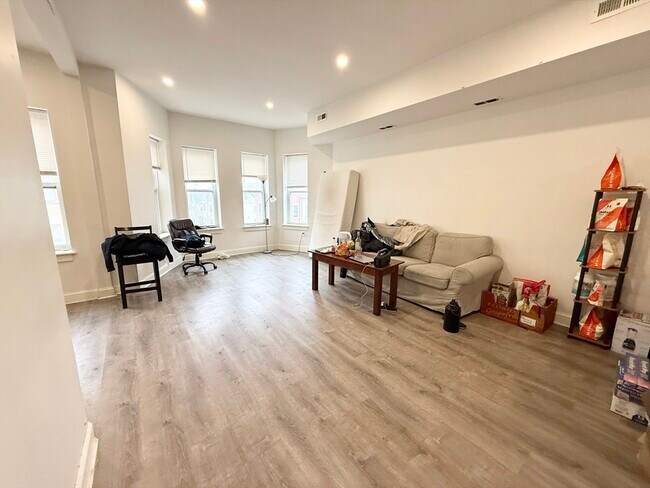 Foto del edificio - 301-305-305 Dudley St