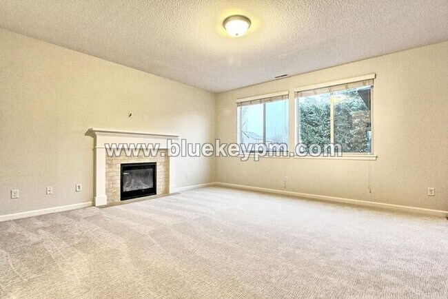 Foto del edificio - 3 Bed, 2.5 Bath Luxury Pet Friendly Home in Ridgefield