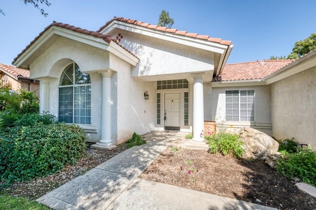 Building Photo - 1848 E Everglade Ave