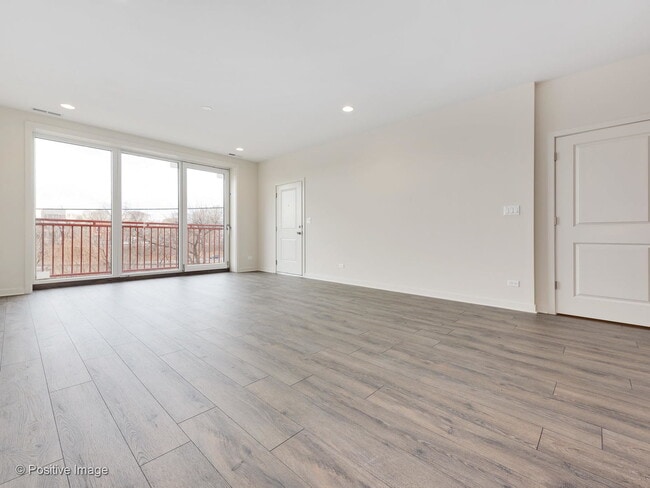 Building Photo - 2824 W Van Buren St