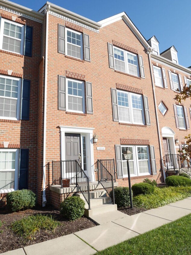 Primary Photo - Gorgeous Townhome with 2 Car Garage locate...