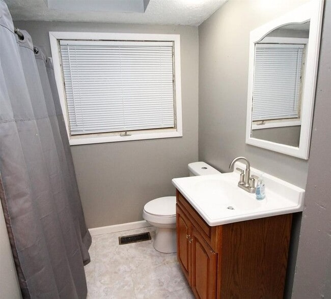 Building Photo - 4 bedroom 1.5 bath