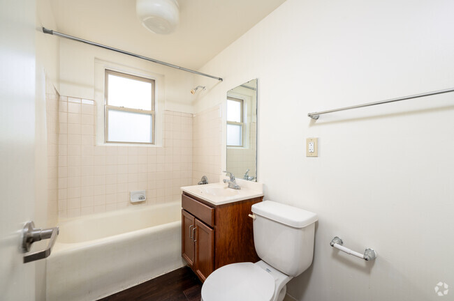 2BR, 1BA - 884SF - Bathroom - The Meridian Apartments