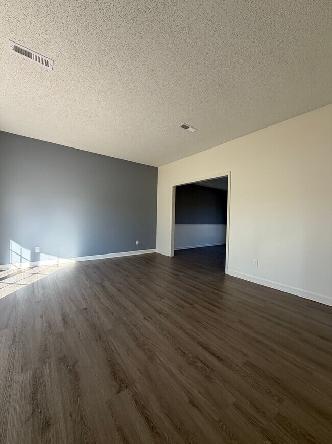 Building Photo - 3 bed | 2.5 bath | 2,630 sq ft